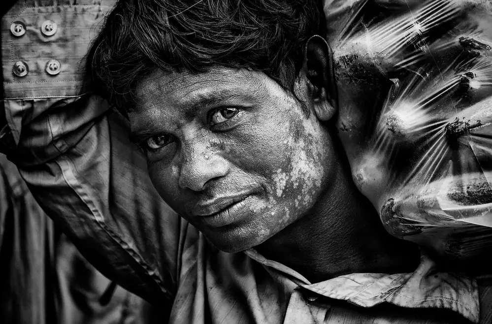 Garmendia, Inazio Joxe: Carrying cucumbers at a market in Dhaka - Bangladesh