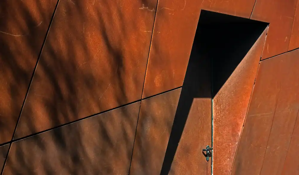 Joosten, Lus: shadows over a closed door