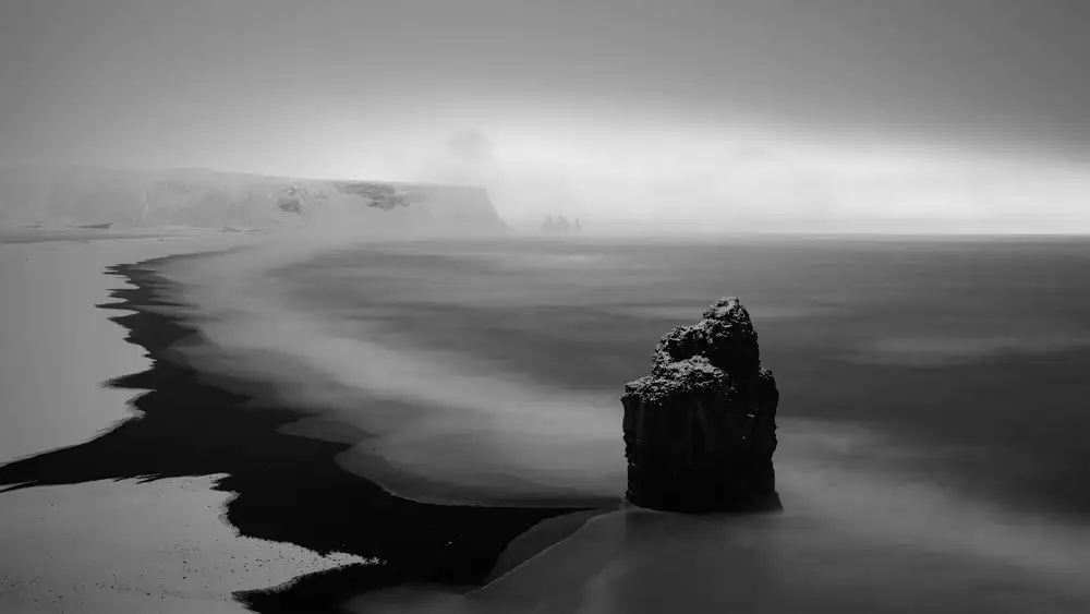 Ruoppolo, Luigi: A b&w morning at Dyrhólaey