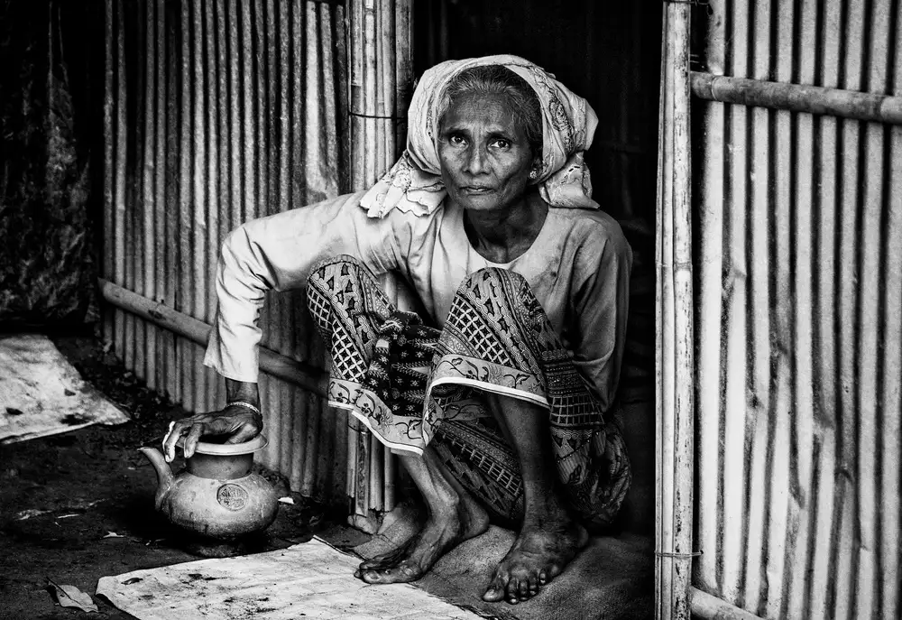 Garmendia, Inazio Joxe: Rohingya woman at the entrance of her home - Bangladesh