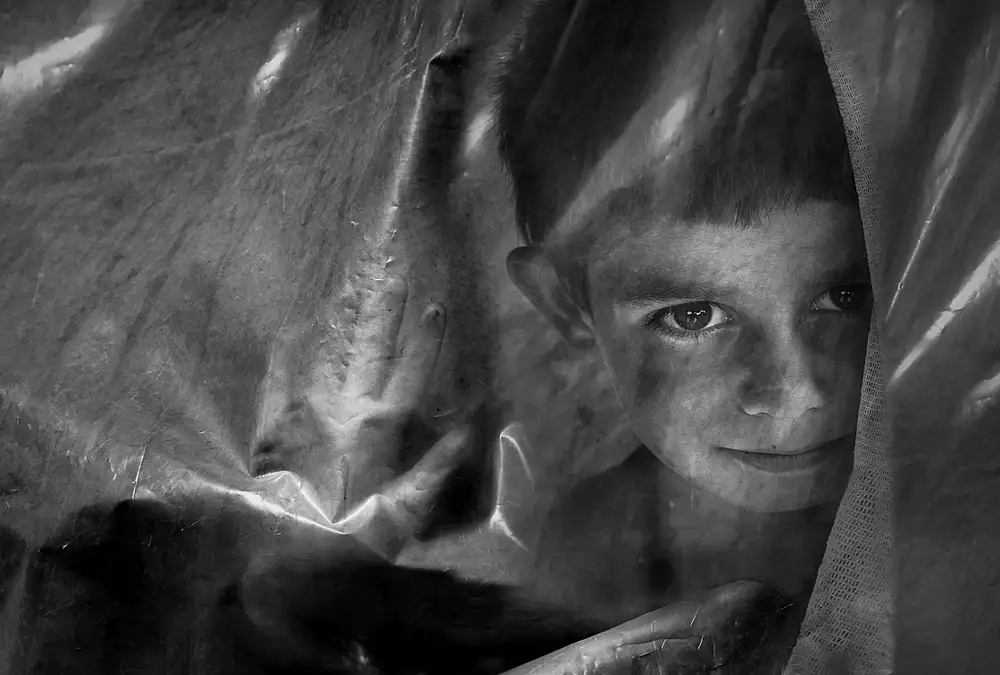Basa, Emine: window and child