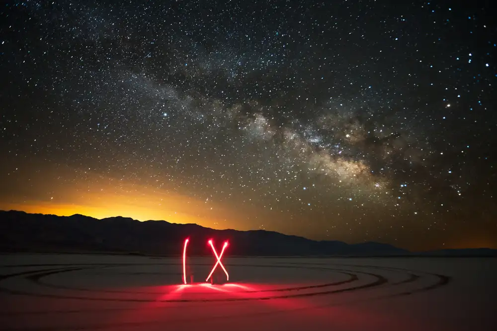 Fan, John: 1x sous les étoiles