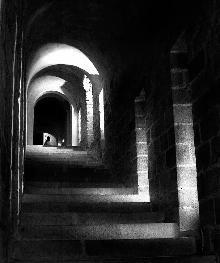 dem, Auf Andrea: Cloistered life