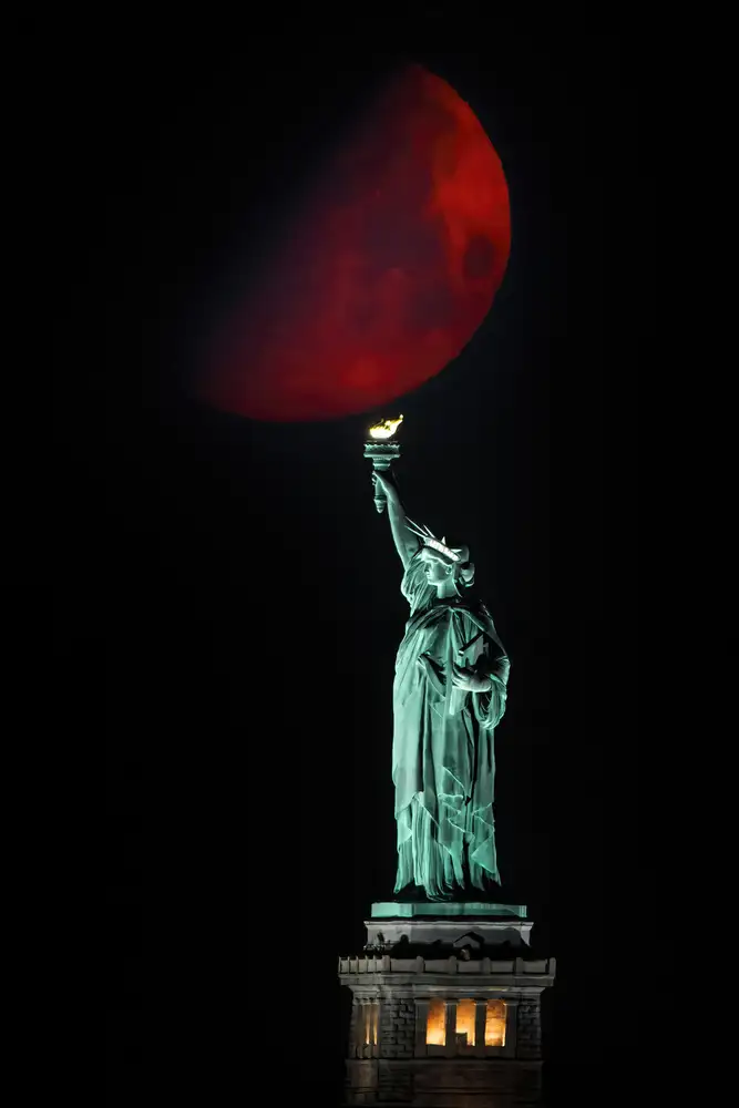 Zhu, Hua: Statue of Liberty and Moonset