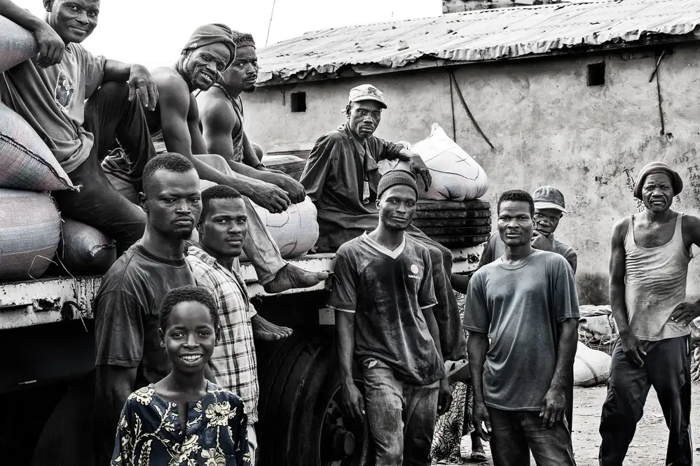 Garmendia, Inazio Joxe: Workers at a market in Benin.