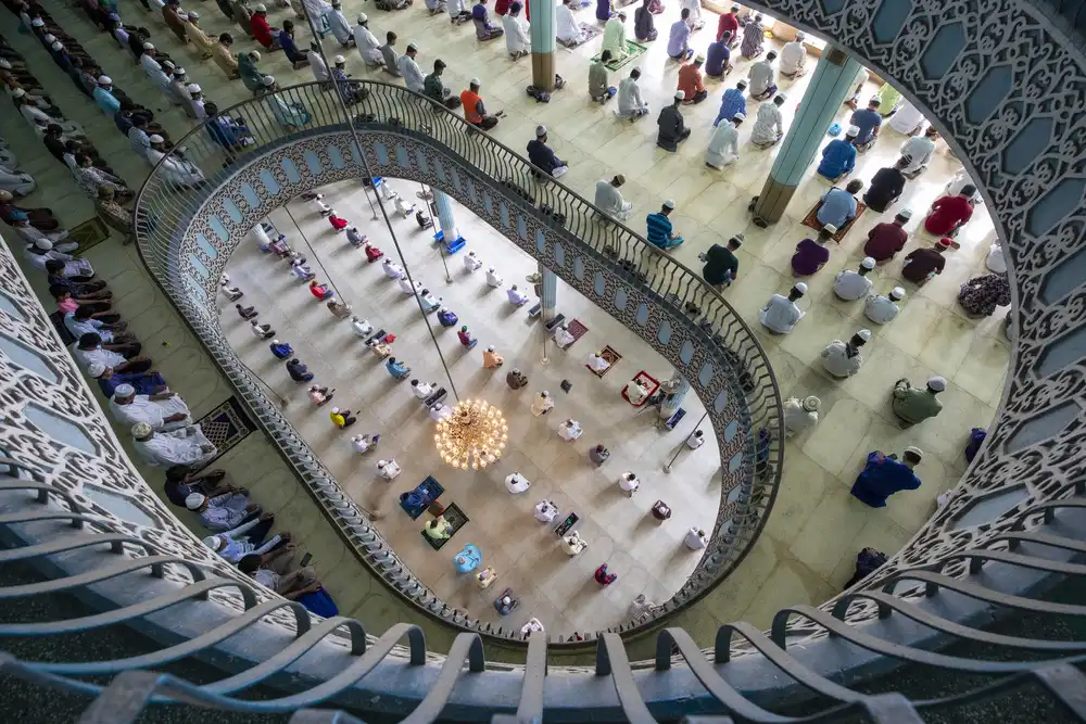 Ronnie, Khan Azim: Migliaia di persone pregano in una delle moschee più grandi del mondo