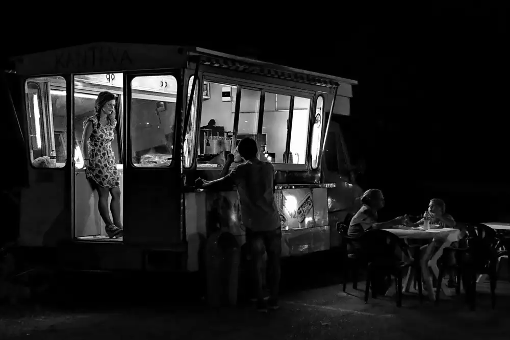 Martinelli, Francesco: night at the kiosk