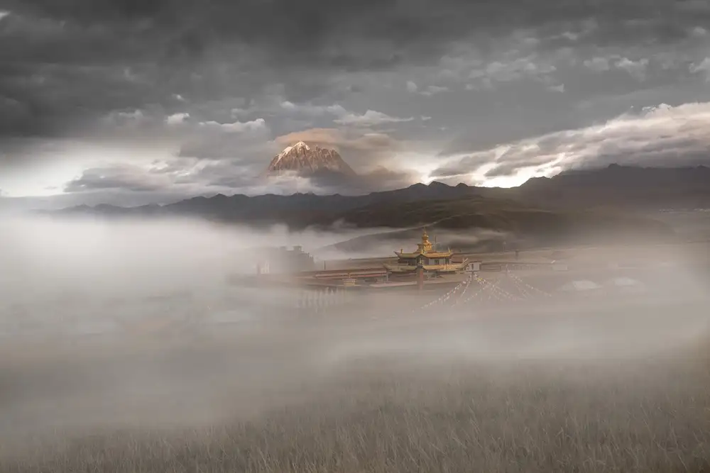 Simoon: Muya-Pagode und Yala-Schneeberg