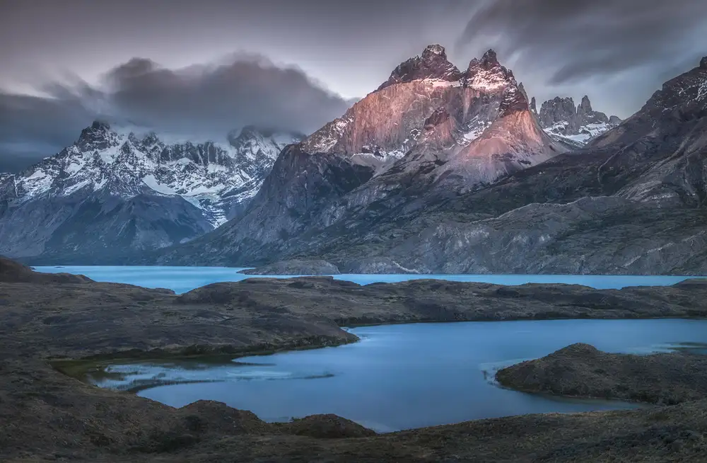 Svoboda, Peter: Cuernos Towers at dawn