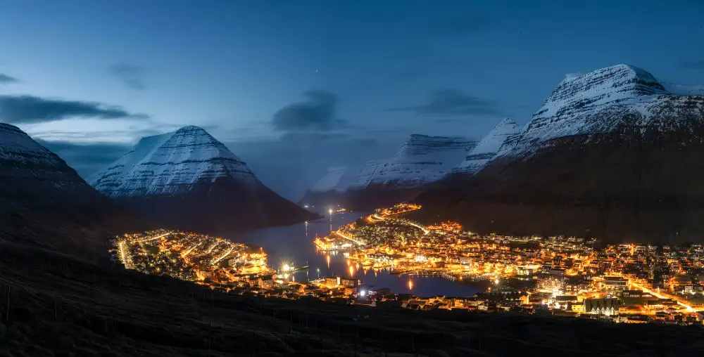 Zhu, Jingshu: Small Town under Snow Mountain