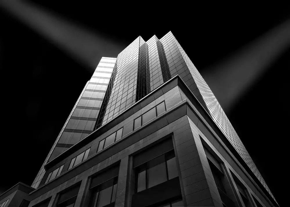 Luo, Louie: Edificio in centro