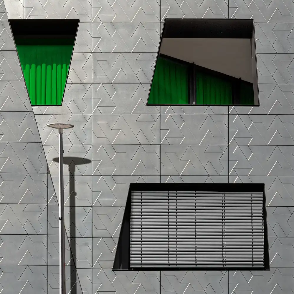 Buczkowski, Tomasz: Strange windows