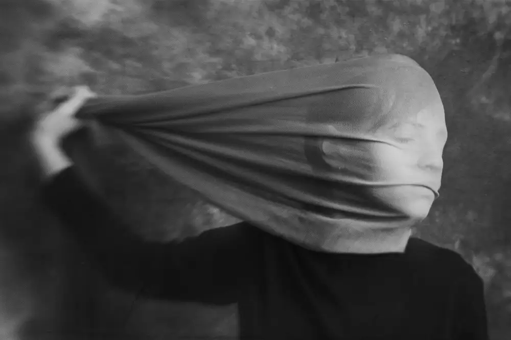Cinteza, Marius: Red veil