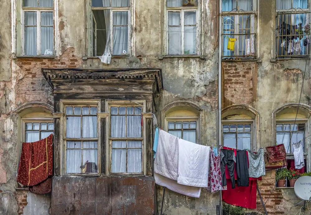 Kızıltug, Ates Ömer: Residencia
