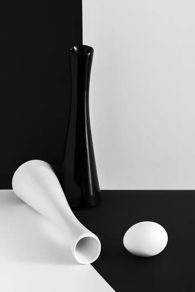 Hrabinsky, Peter: Still life with egg and vases