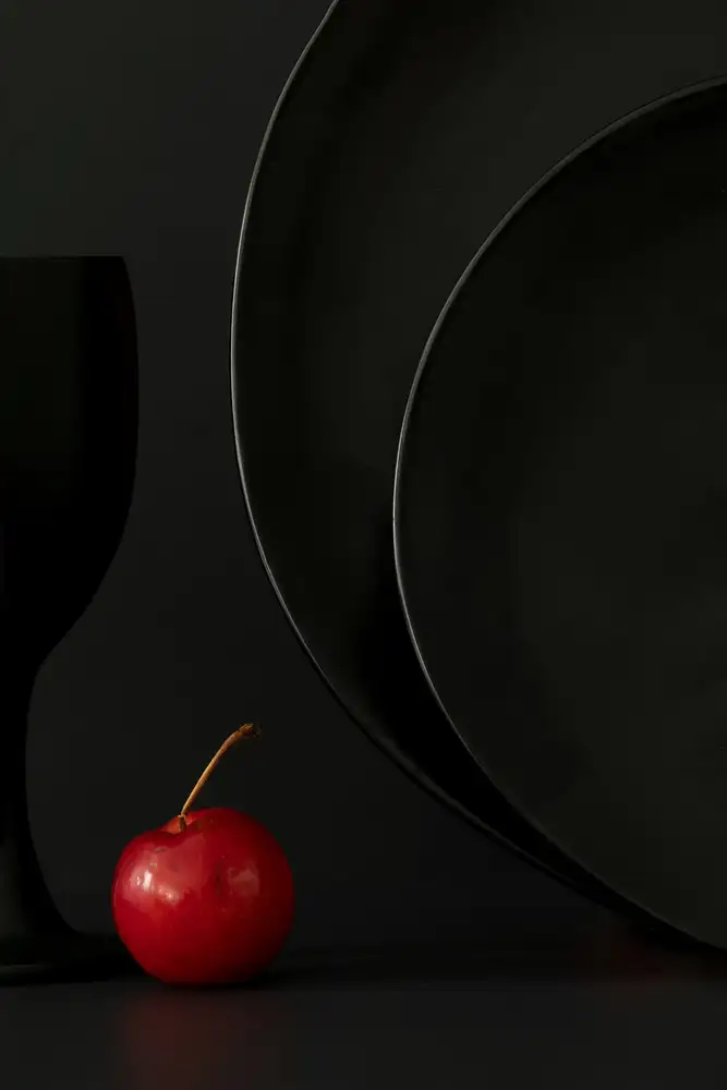 Xu, Wendy: Red berry & black dishes