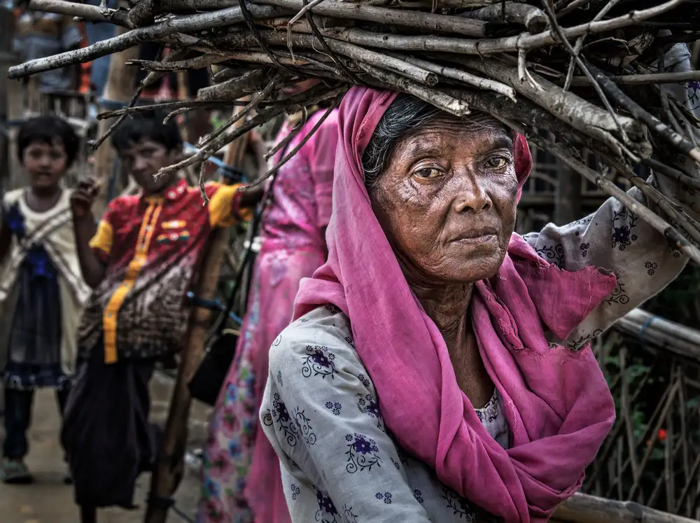 Garmendia, Inazio Joxe: Rohingya-Flüchtlingsfrau trägt Holz – Bangladesch