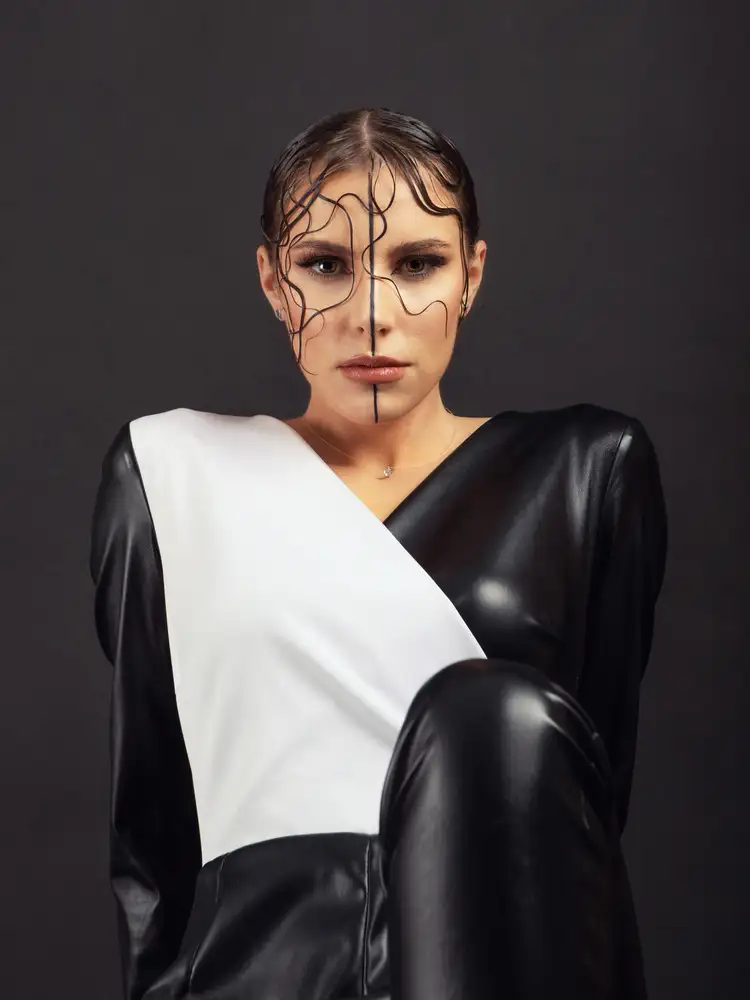 R, Bogdan Mihai: KAMELIE