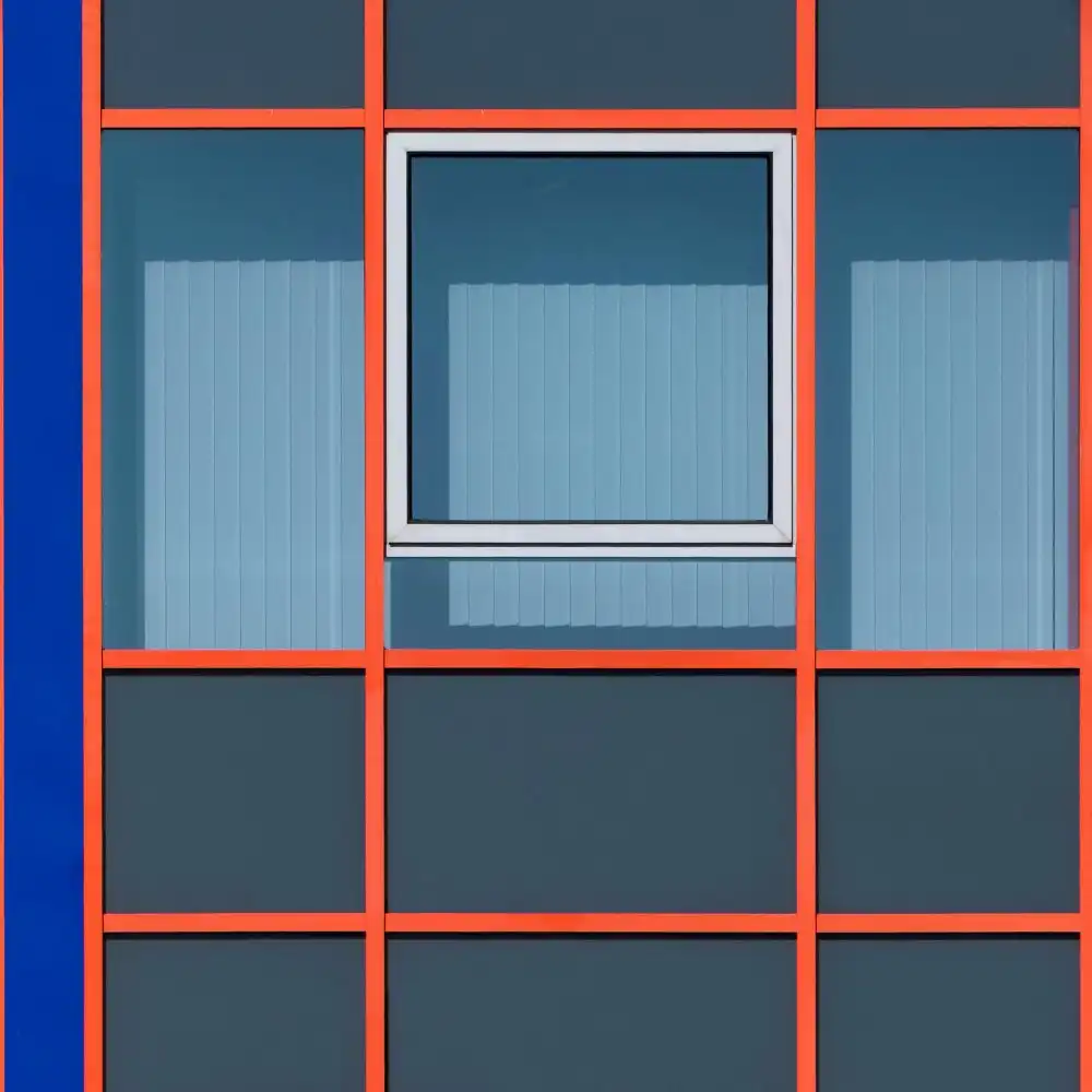 Rückert, Stephan: Graphic facade with a white window