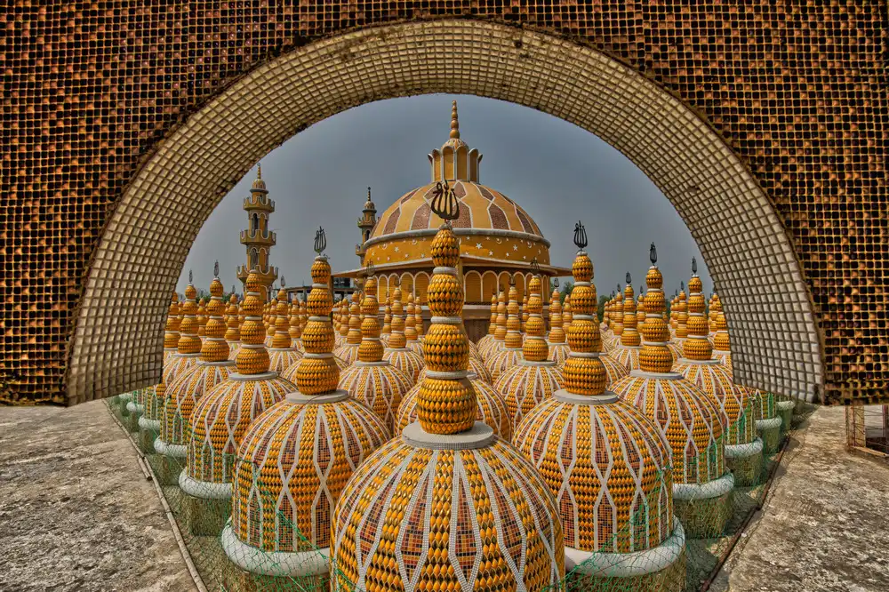 Ronnie, Khan Azim: 201 Dome Mosque