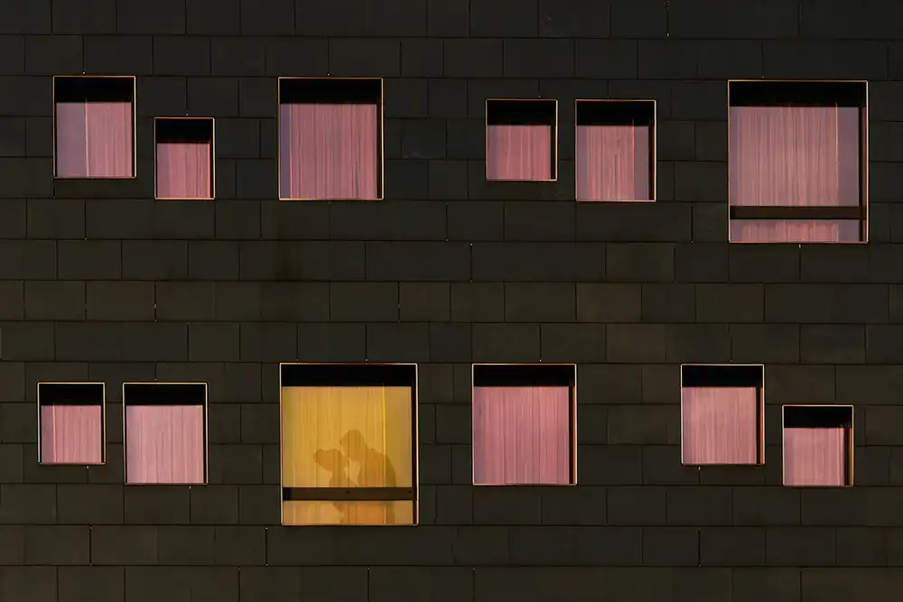 Marini, Roberto: the kiss from the window