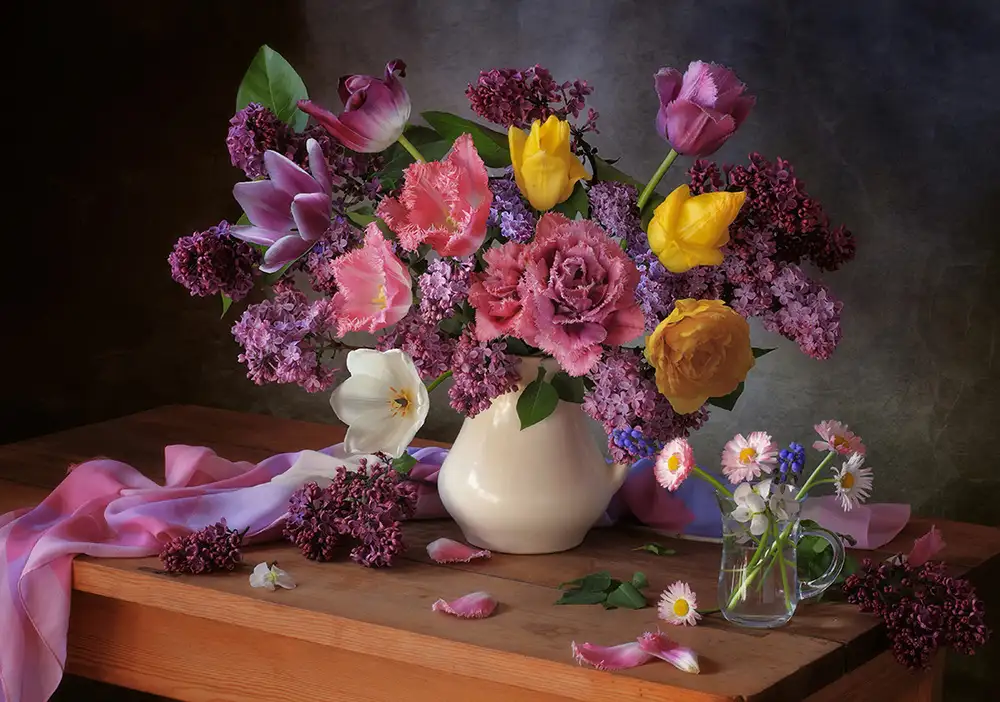 Skorokhod, Tatyana: Avec un bouquet de fleurs printanières