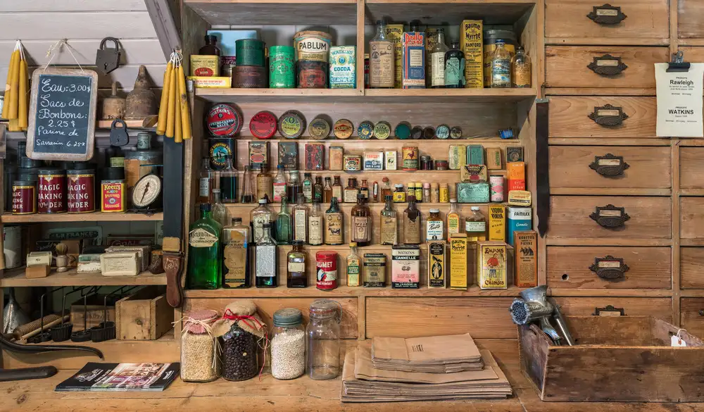 Prybinski, Miroslaw: Traditional shop