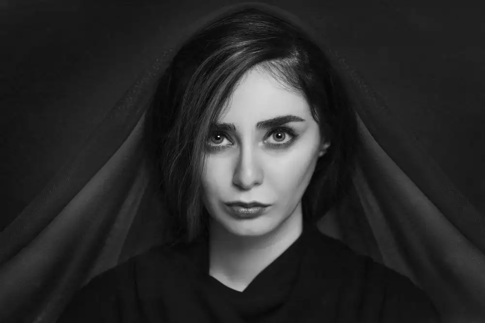 Heydari, Amir: Colored eyes in a colorless frame