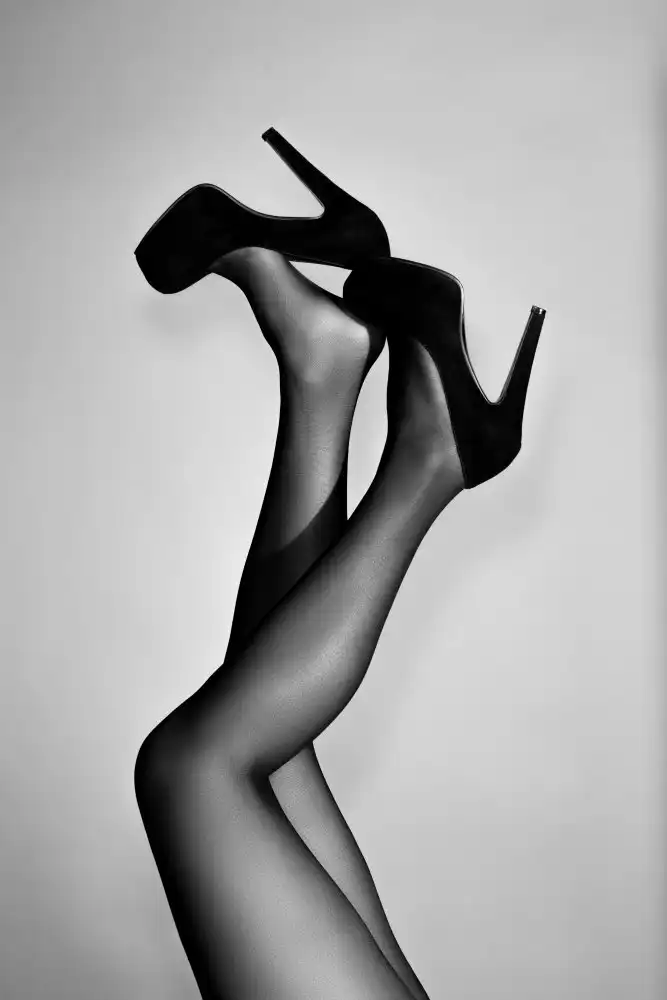 Studio, Pictufy: Décolleté in velluto