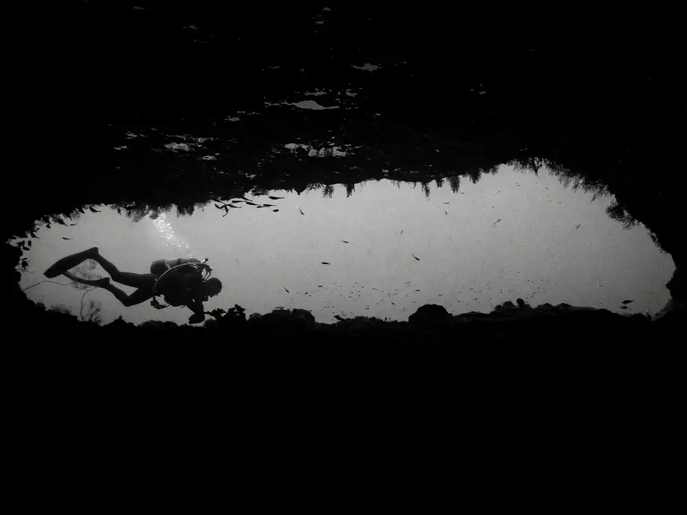 Melesan, Serge: La grotta