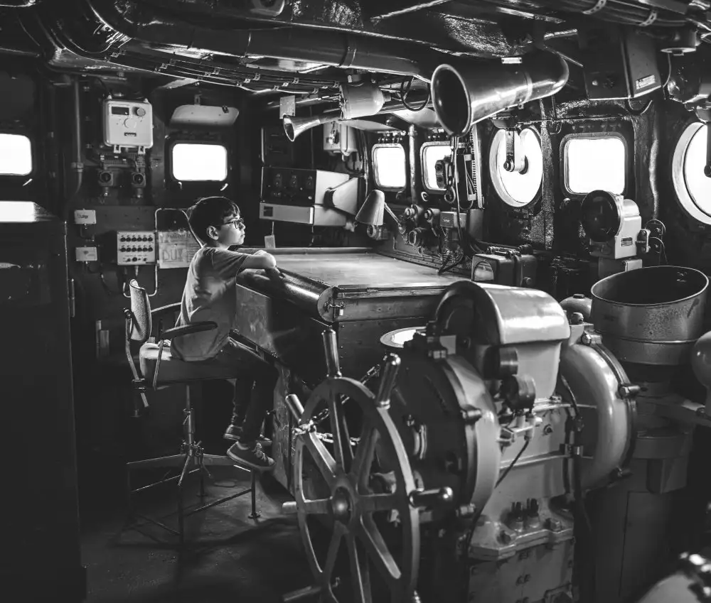 Ogazzi, Alex: The child and the warship