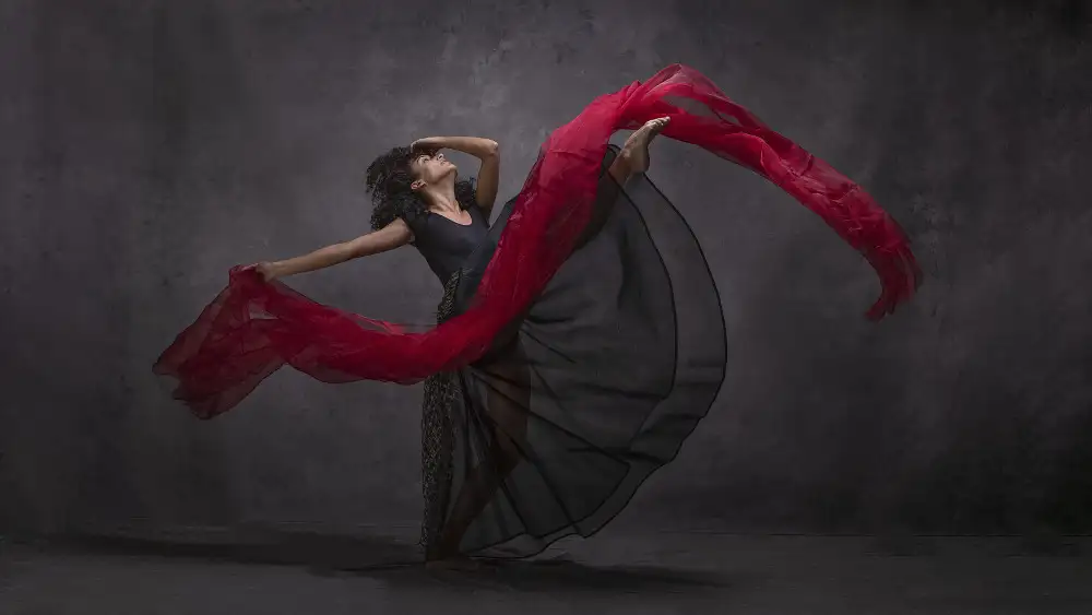 Raga, Gil Joan: Ballerina con tela rossa