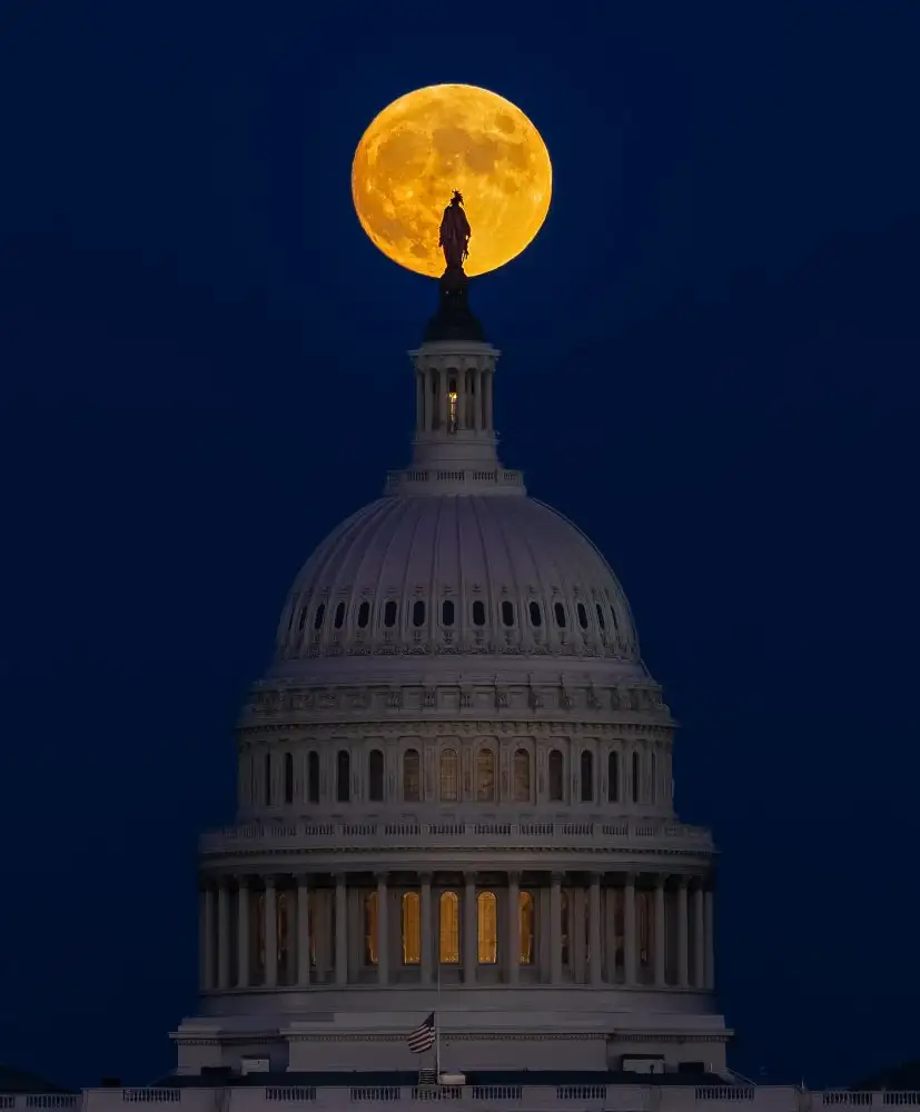 Liu,, Yanny,: Moon Rise at Washington Capital