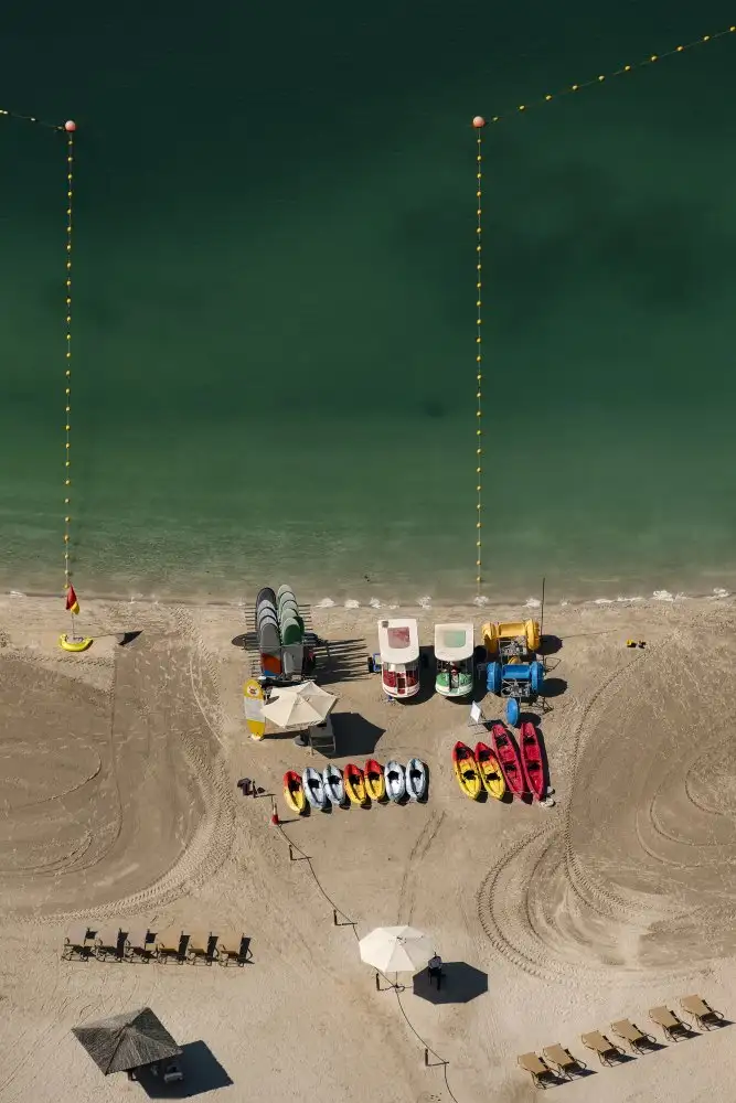 Kravanja, Jure: Am Strand