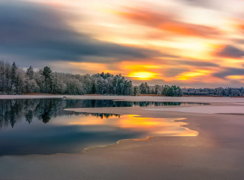 Lindsten, Christian: Ice slowly taking over the lake