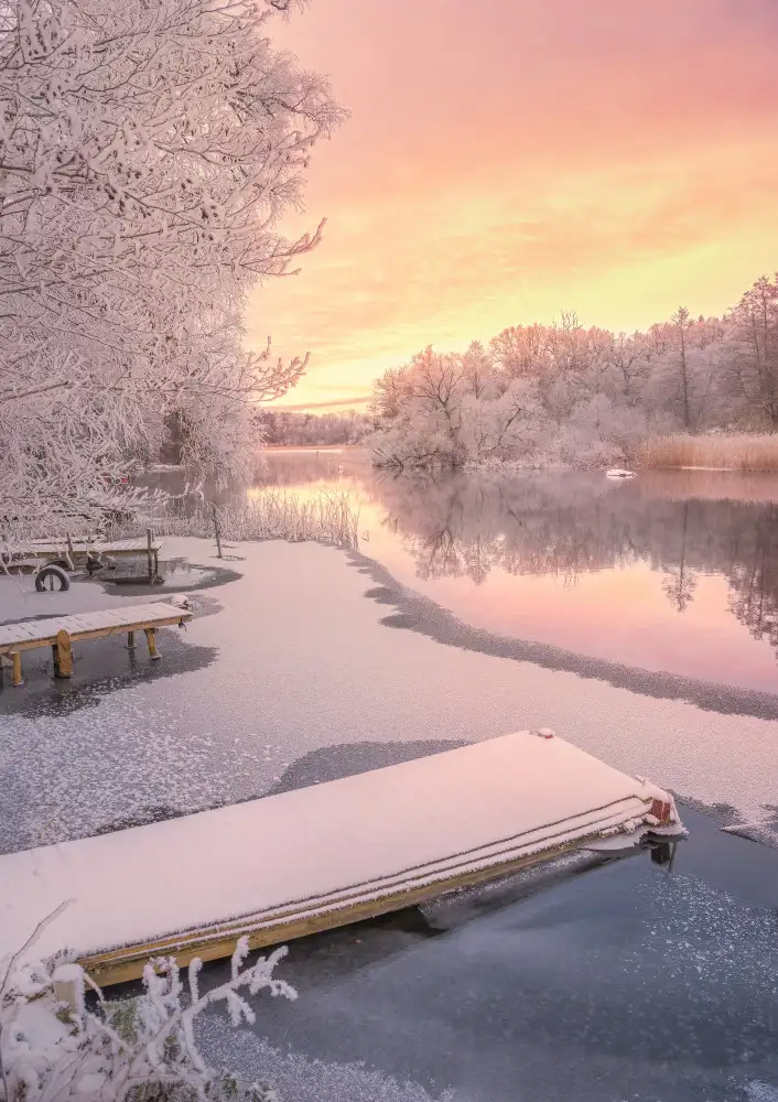 Lindsten, Christian: Frozen jetty and pink sunset