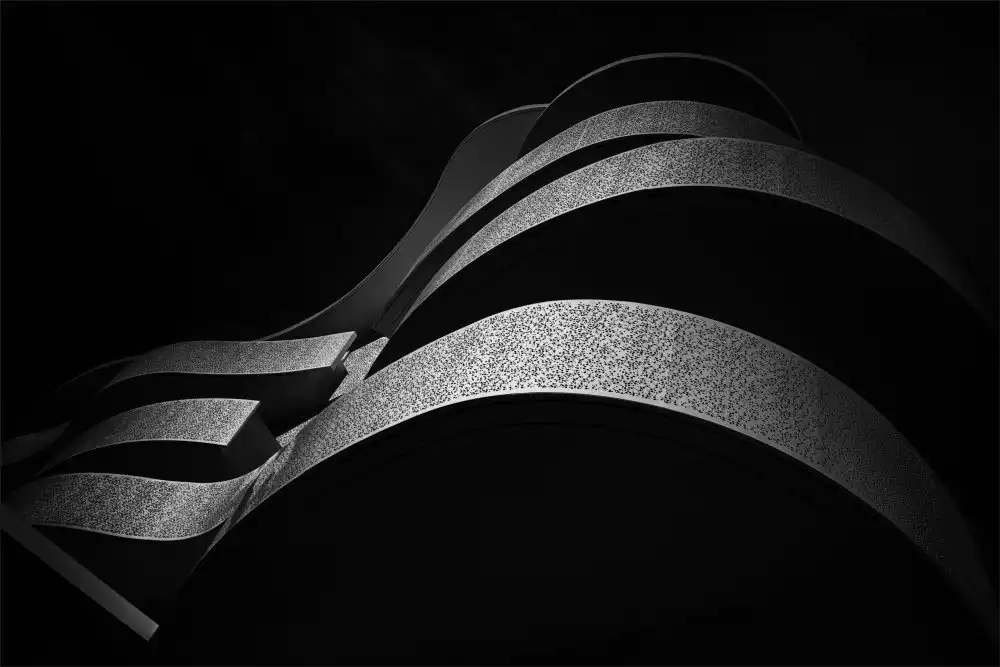 Claes, Gilbert: bâtiment argenté