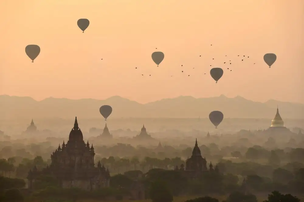 Intarob, Sarawut: Bagan, balloons flying over ancient temples