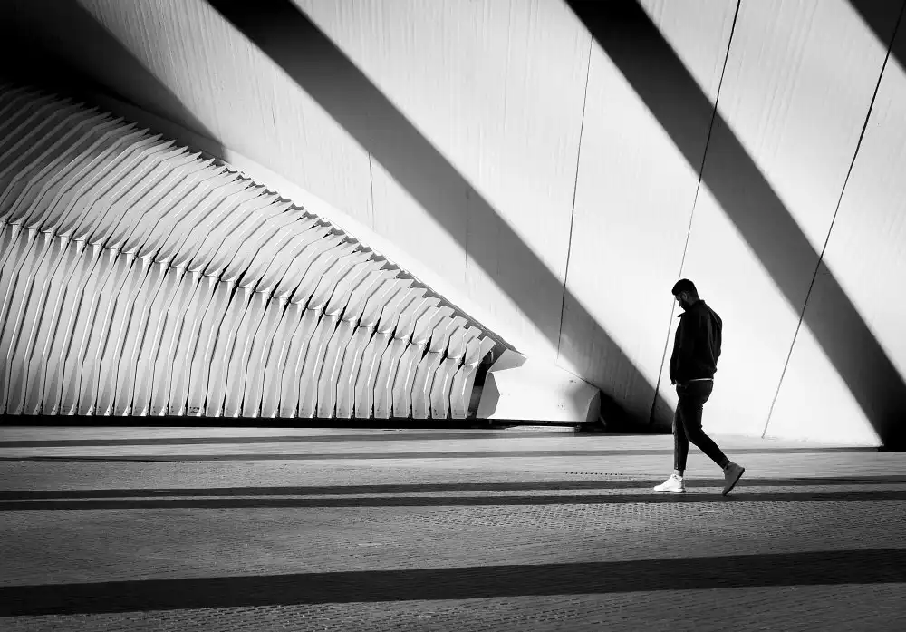 Urrutia, Adolfo: Meditating between lines and shadows