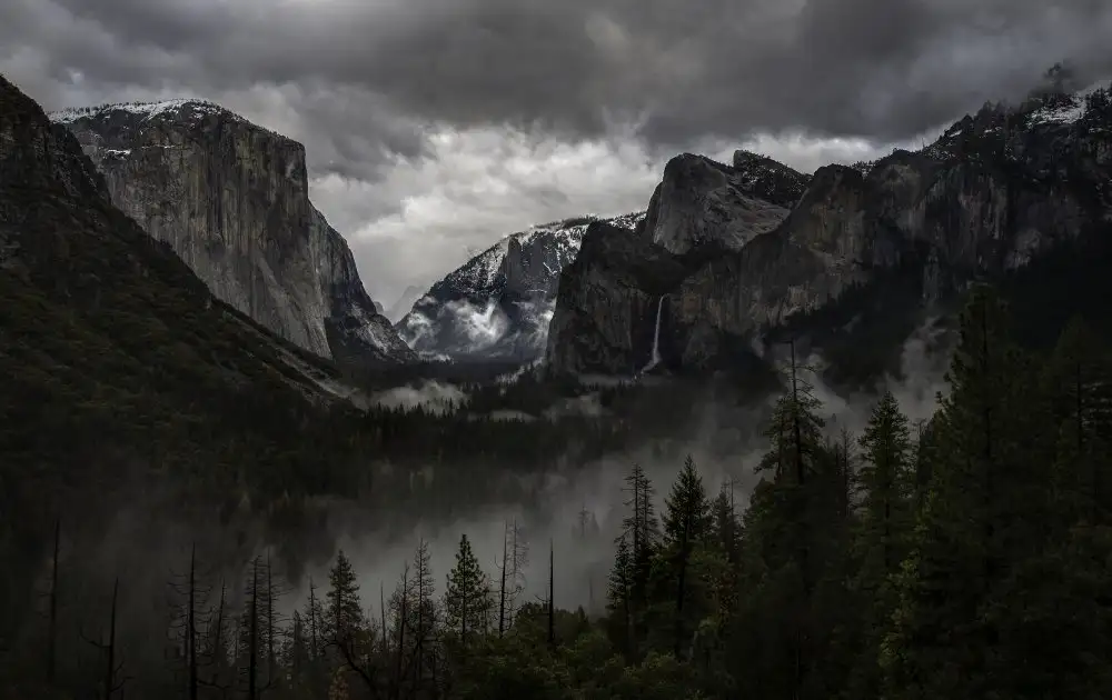 Lin, Ning: Stormy Tunnel View