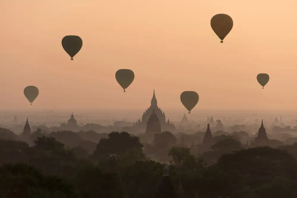 Intarob, Sarawut: Bagan, balloons flying over ancient temples