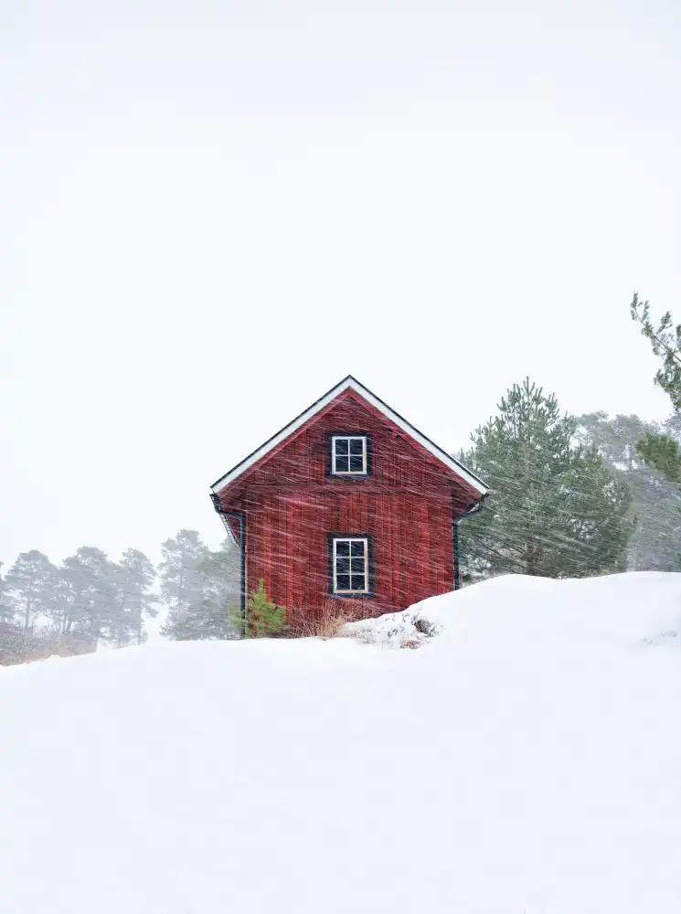 Lindsten, Christian: Old red house during snowstorm