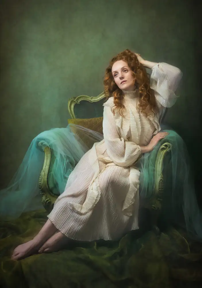 Catherine, W.: Dama en sillaii