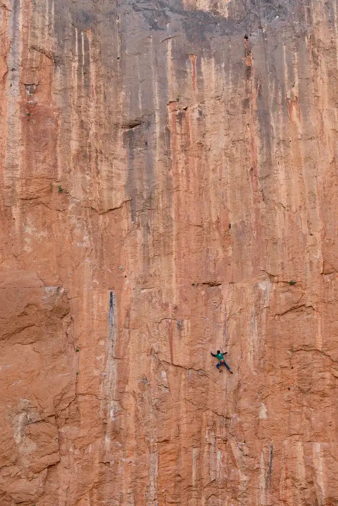 Urrutia, Adolfo: Against the wall