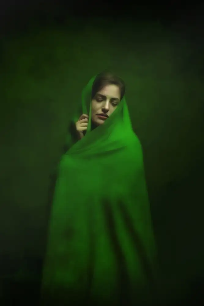 Hasheminasab, Moein: Ragazza persiana
