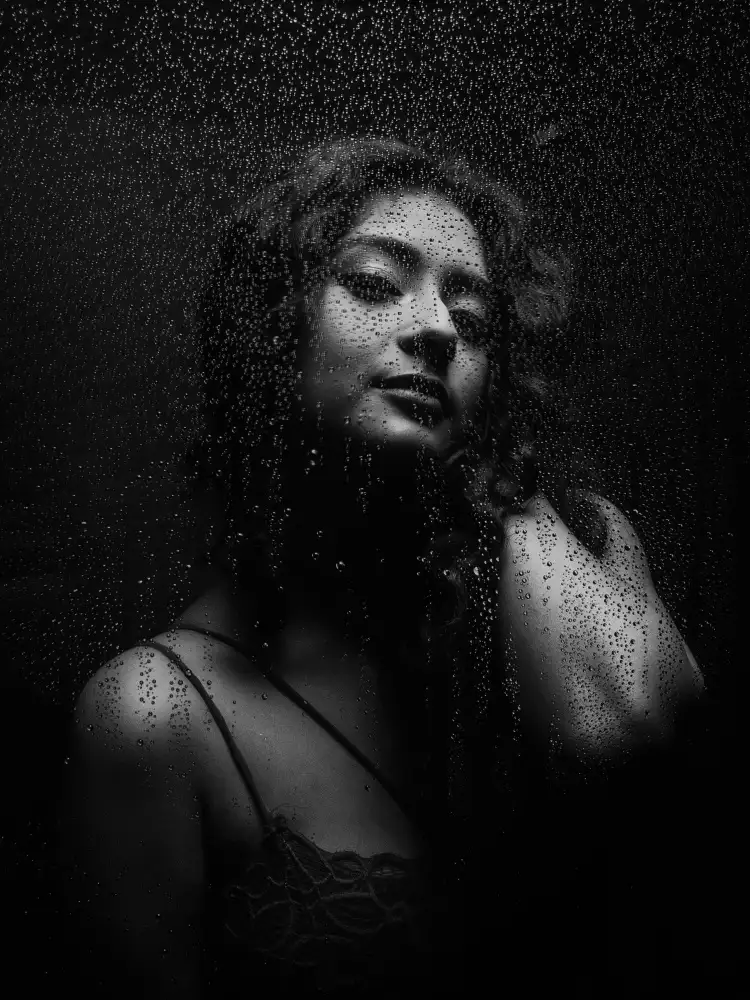 BHATTACHARYYA, PARTHA: BELLEZZA DIETRO IL VETRO BAGNATO