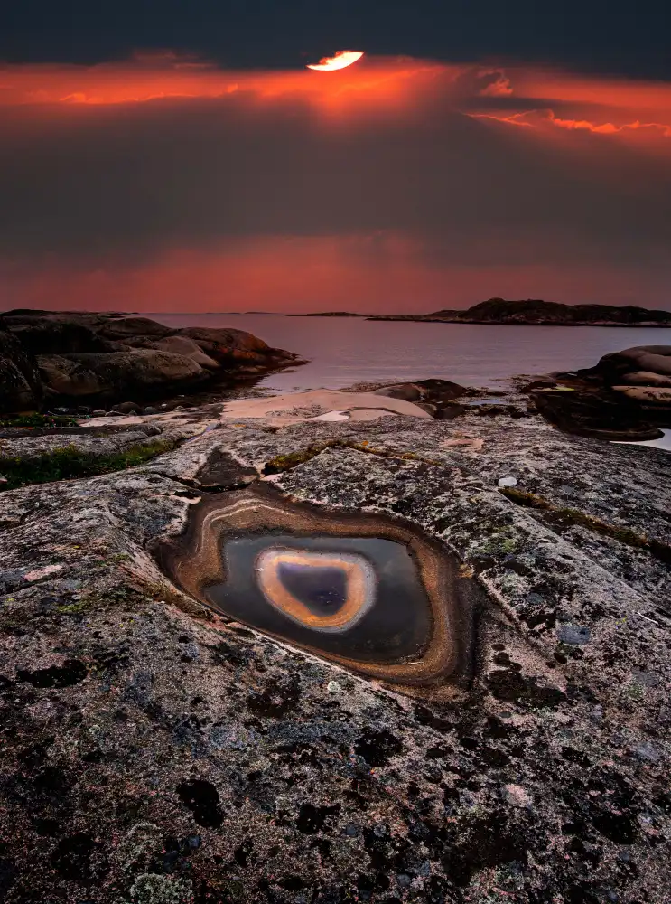 Engström, Erik: The cliff is looking at you