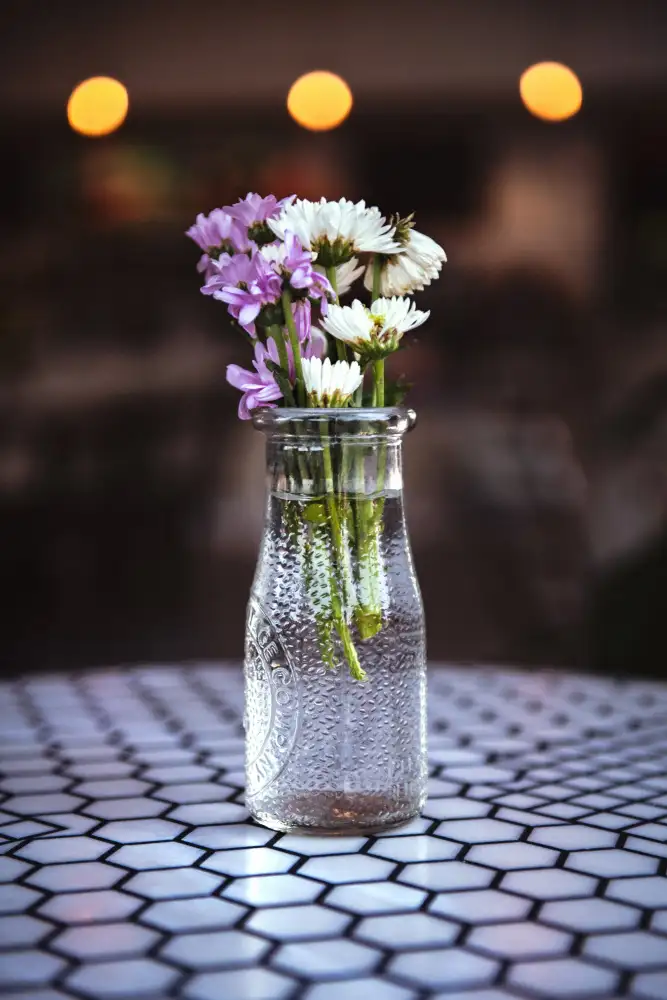 Mossholder, Tim: Flowers on Table