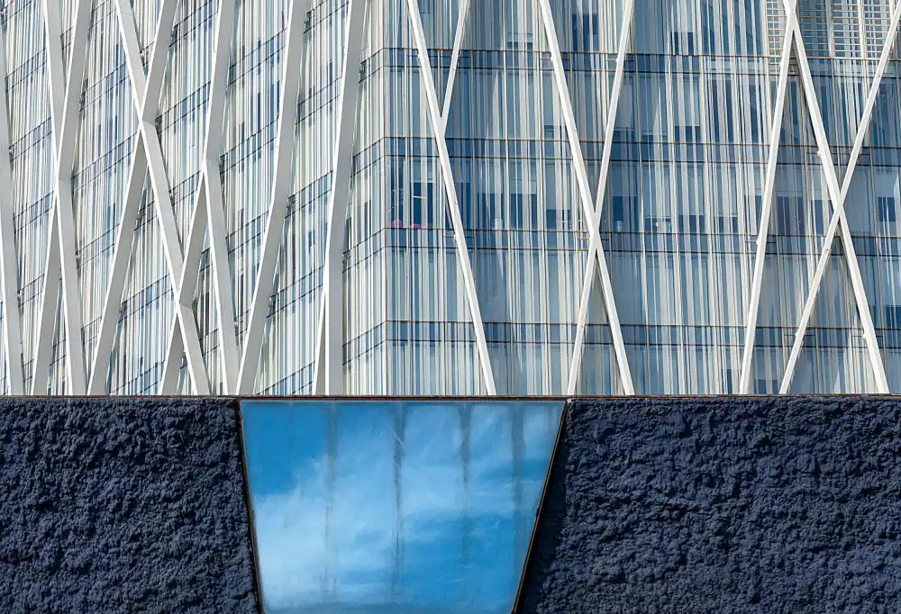 Urrutia, Adolfo: Overlapping facades
