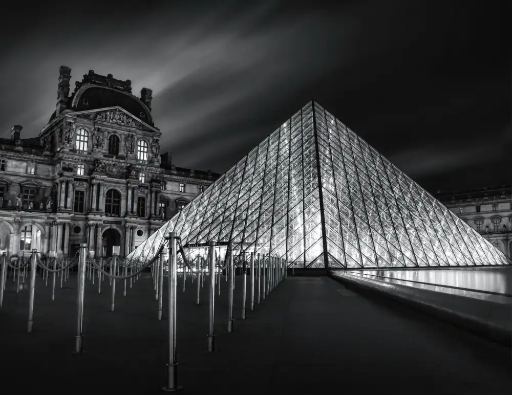 Catherine, W.: Louvre at Night